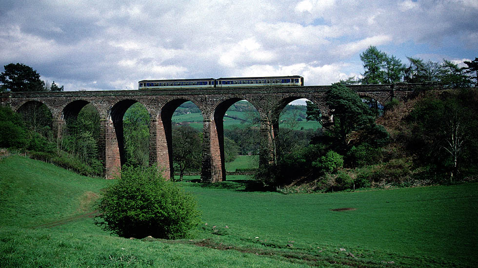 156486 crossing Dry Beck Viaduct