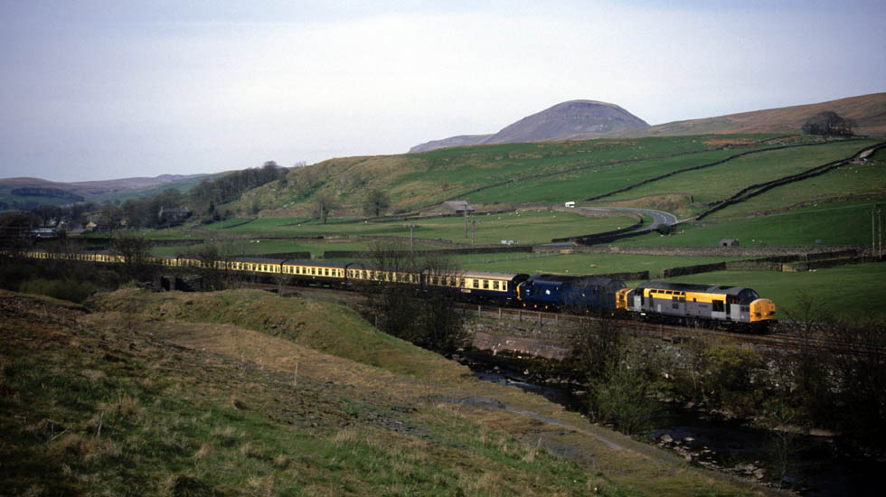 37038+37029 south of Helwith Bridge