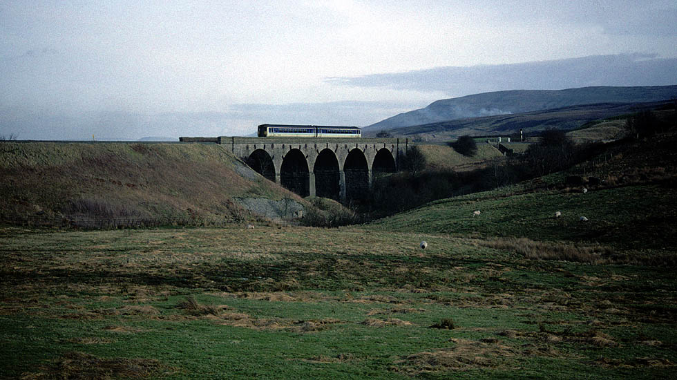 156438 on Lunds Viaduct
