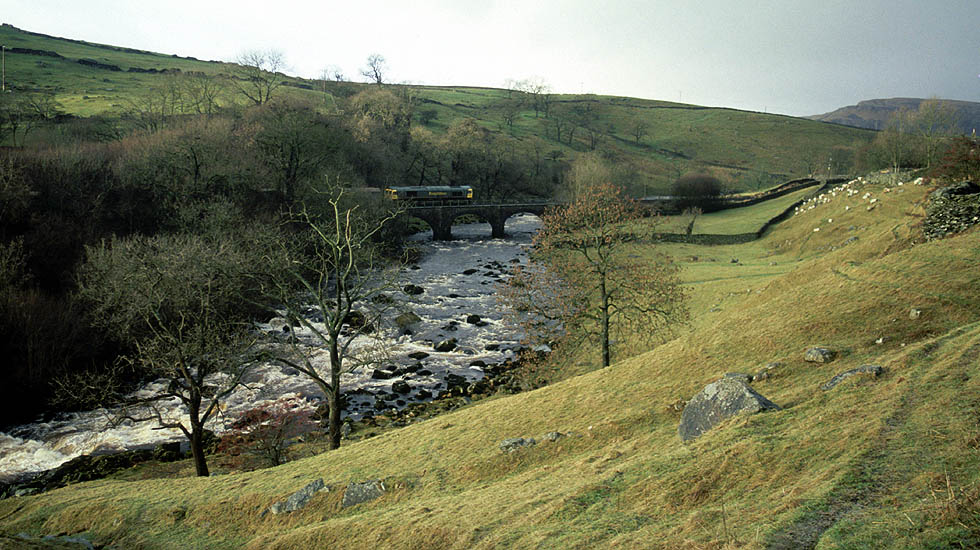 Class 66/5 at Sheriff Brow